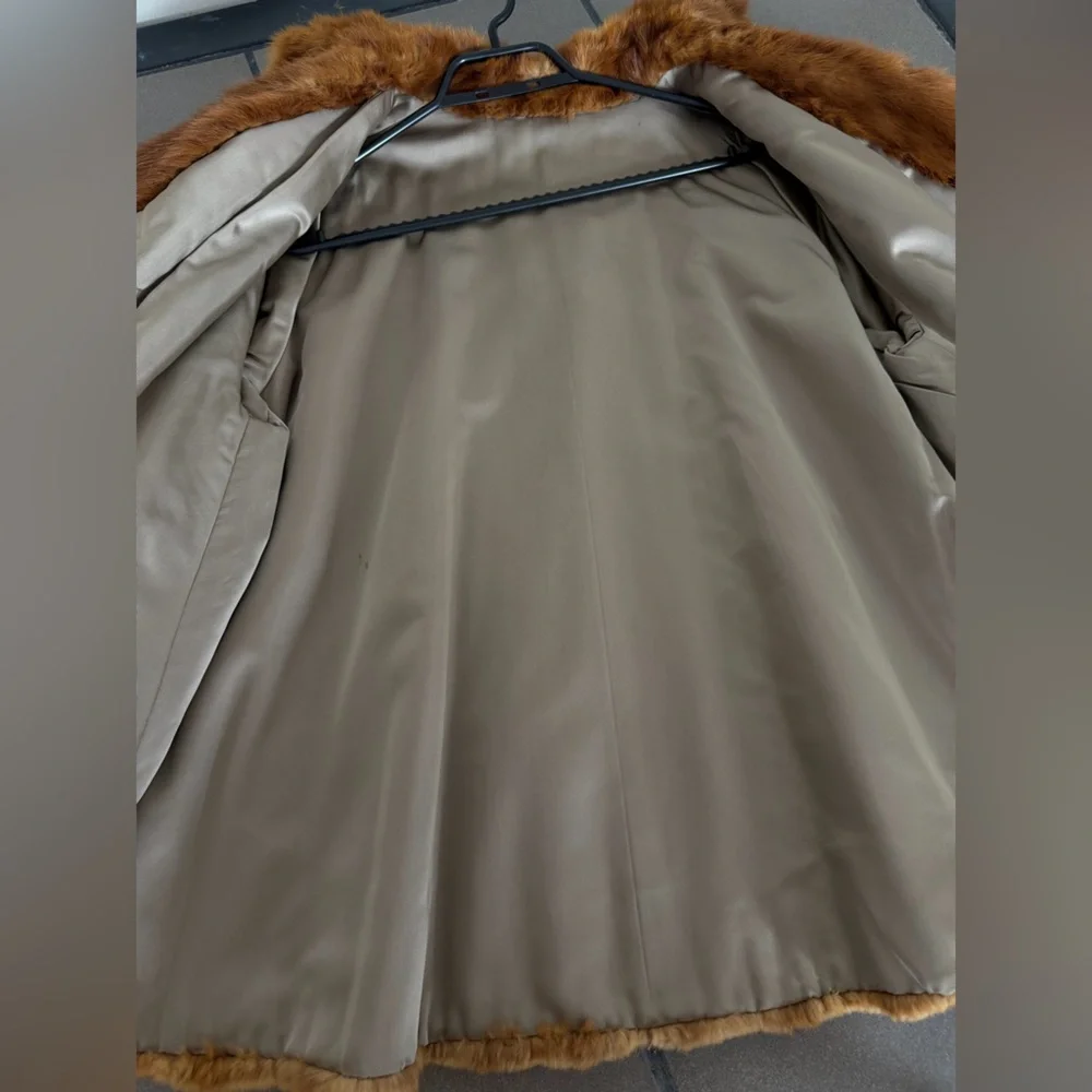 Luxurious Vintage Genuine Fur Coat - Picture 12 of 15